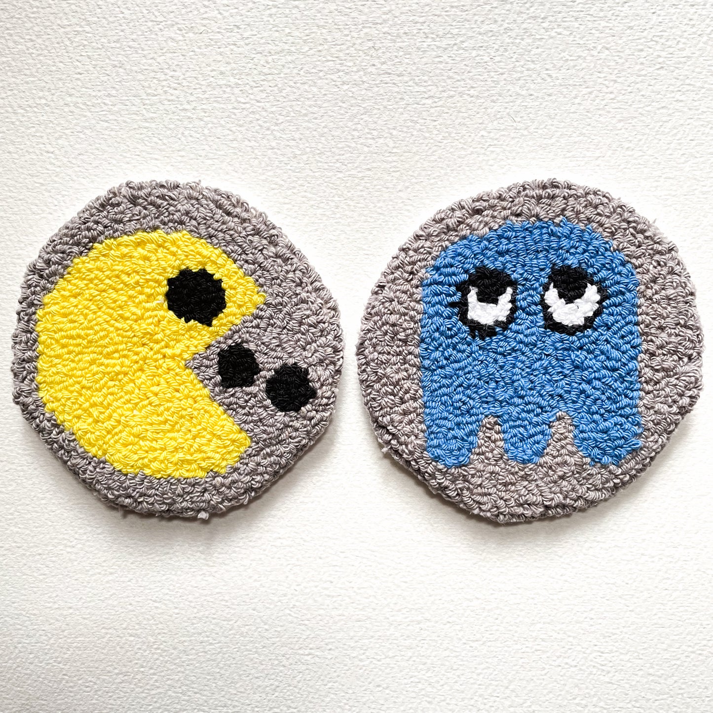 Ensembles de sous-verres faits à la main - Punch needle sur tissu canvas récupéré - Inspirés de dessins animés