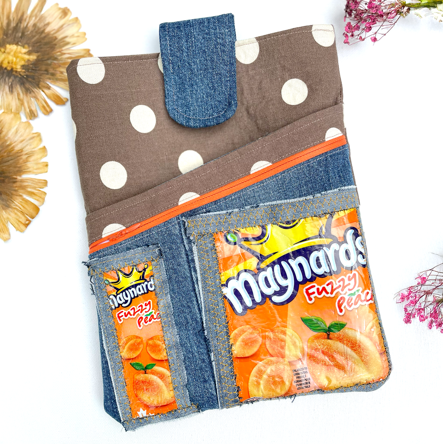 Pochette pour livre fait main - Modèle unique fait de tissus surcyclés (upcycled)