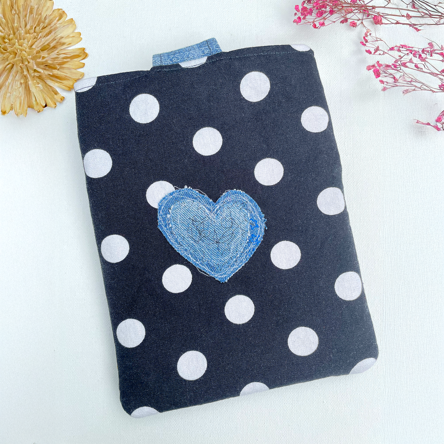 Pochette pour livre fait main - Modèle unique fait de tissus surcyclés (upcycled)