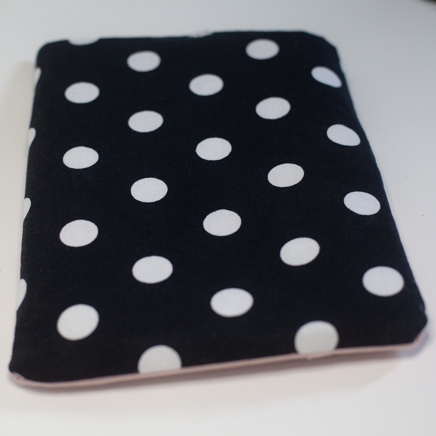 Pochette de livre fait main - Modèle unique fait de tissus surcyclés (upcycled)