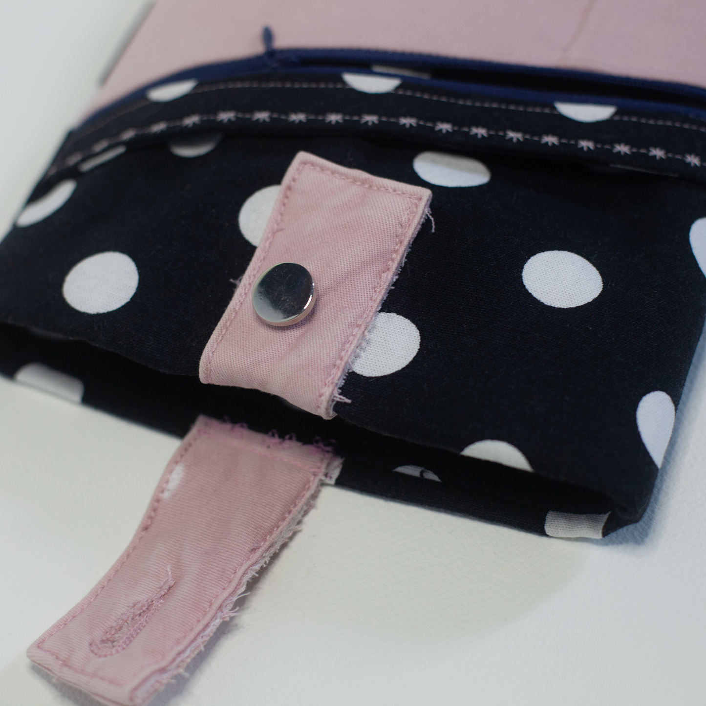 Pochette de livre fait main - Modèle unique fait de tissus surcyclés (upcycled)