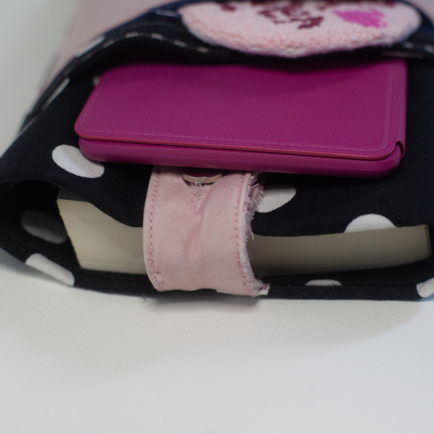 Pochette de livre fait main - Modèle unique fait de tissus surcyclés (upcycled)