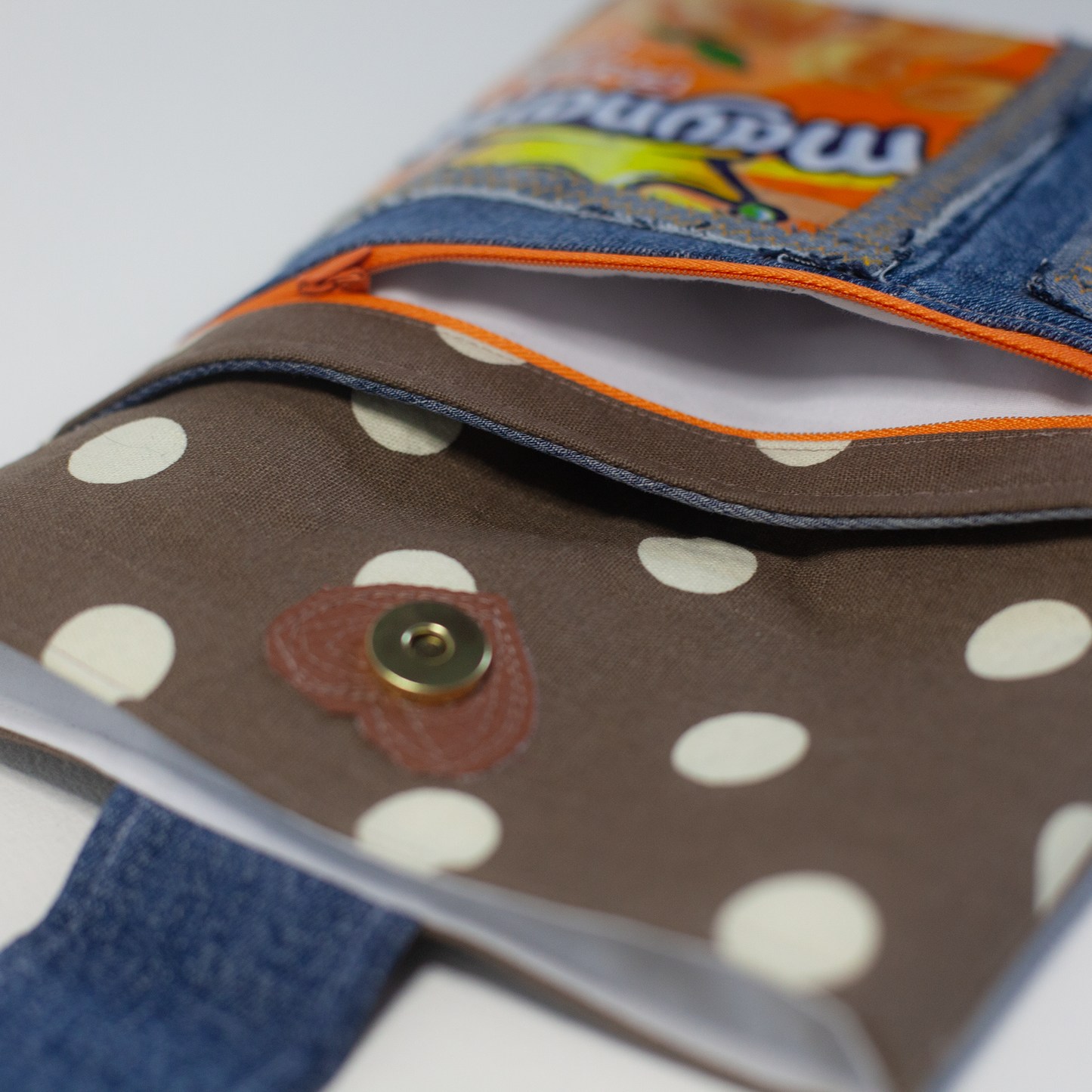 Pochette de livre fait main - Modèle unique fait de tissus surcyclés (upcycled)