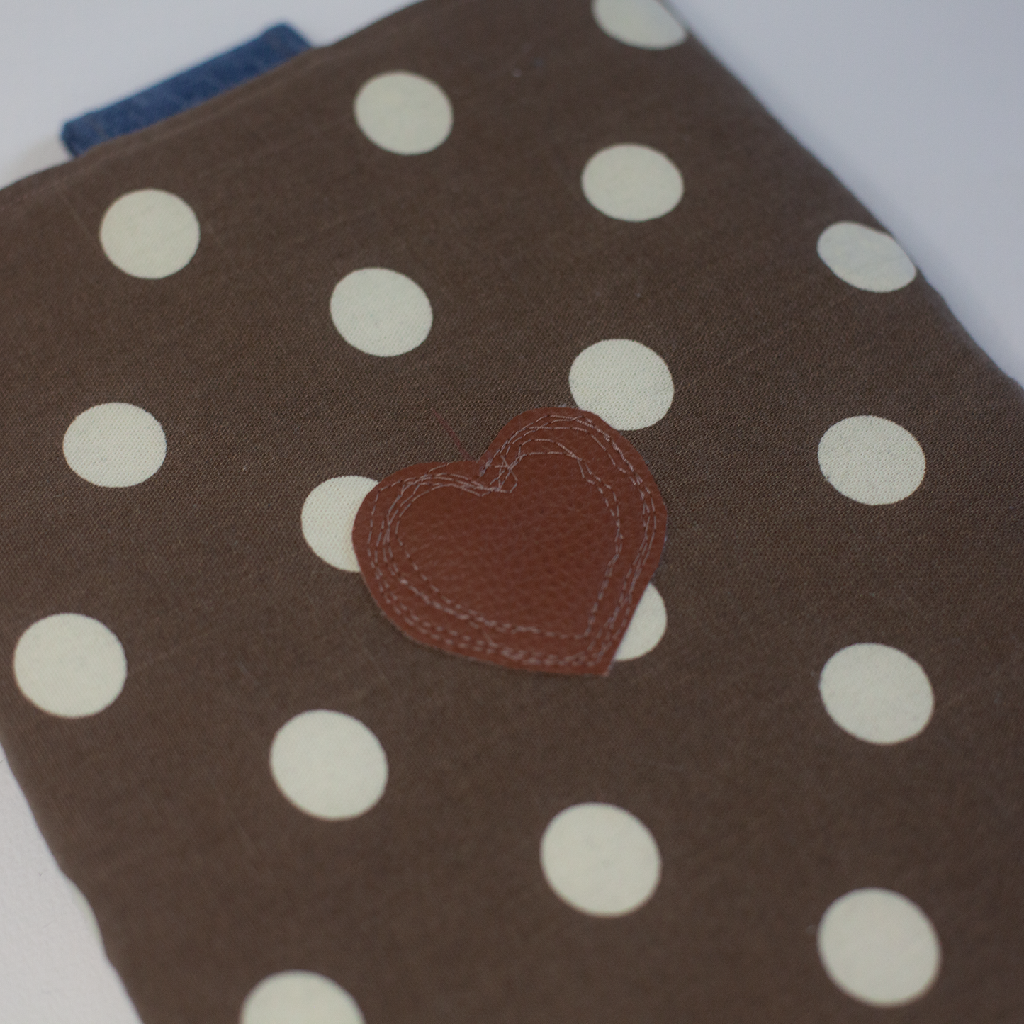 Pochette de livre fait main - Modèle unique fait de tissus surcyclés (upcycled)