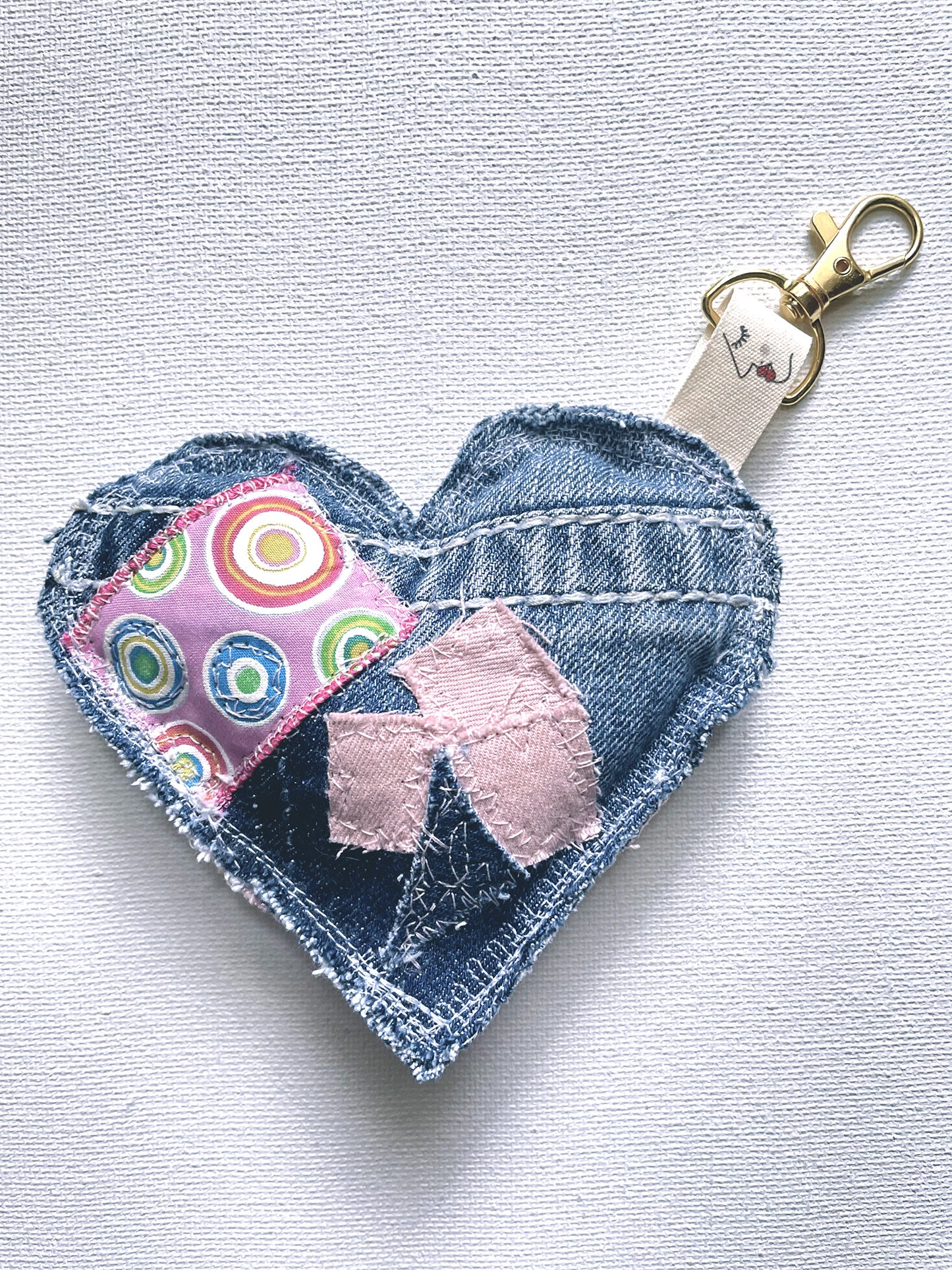 Portes-clés éco-chic en forme de cœur - Accessoire stylé - Denim surcyclé - Bag Charms.