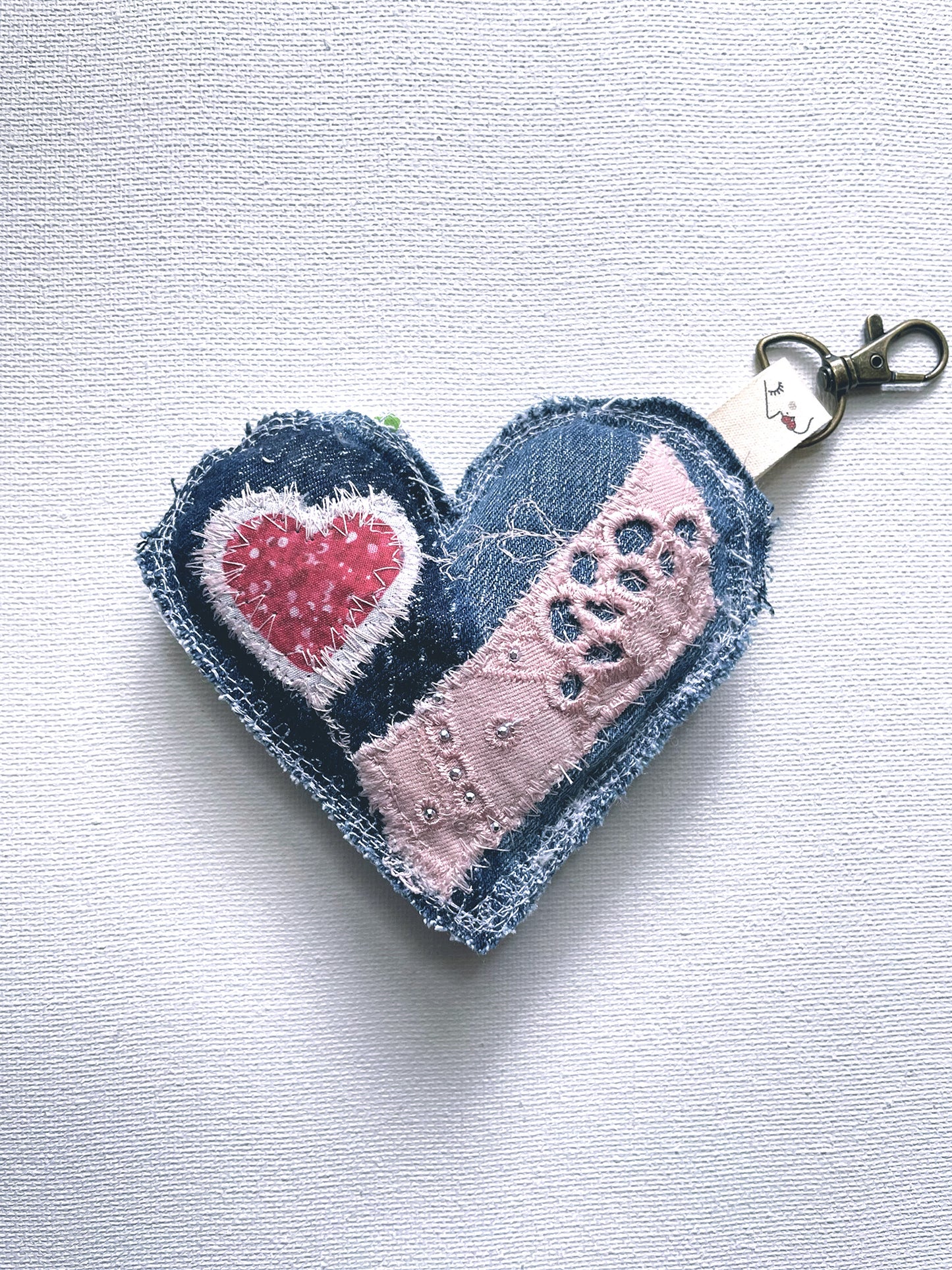 Portes-clés éco-chic en forme de cœur - Accessoire stylé - Denim surcyclé - Bag Charms.