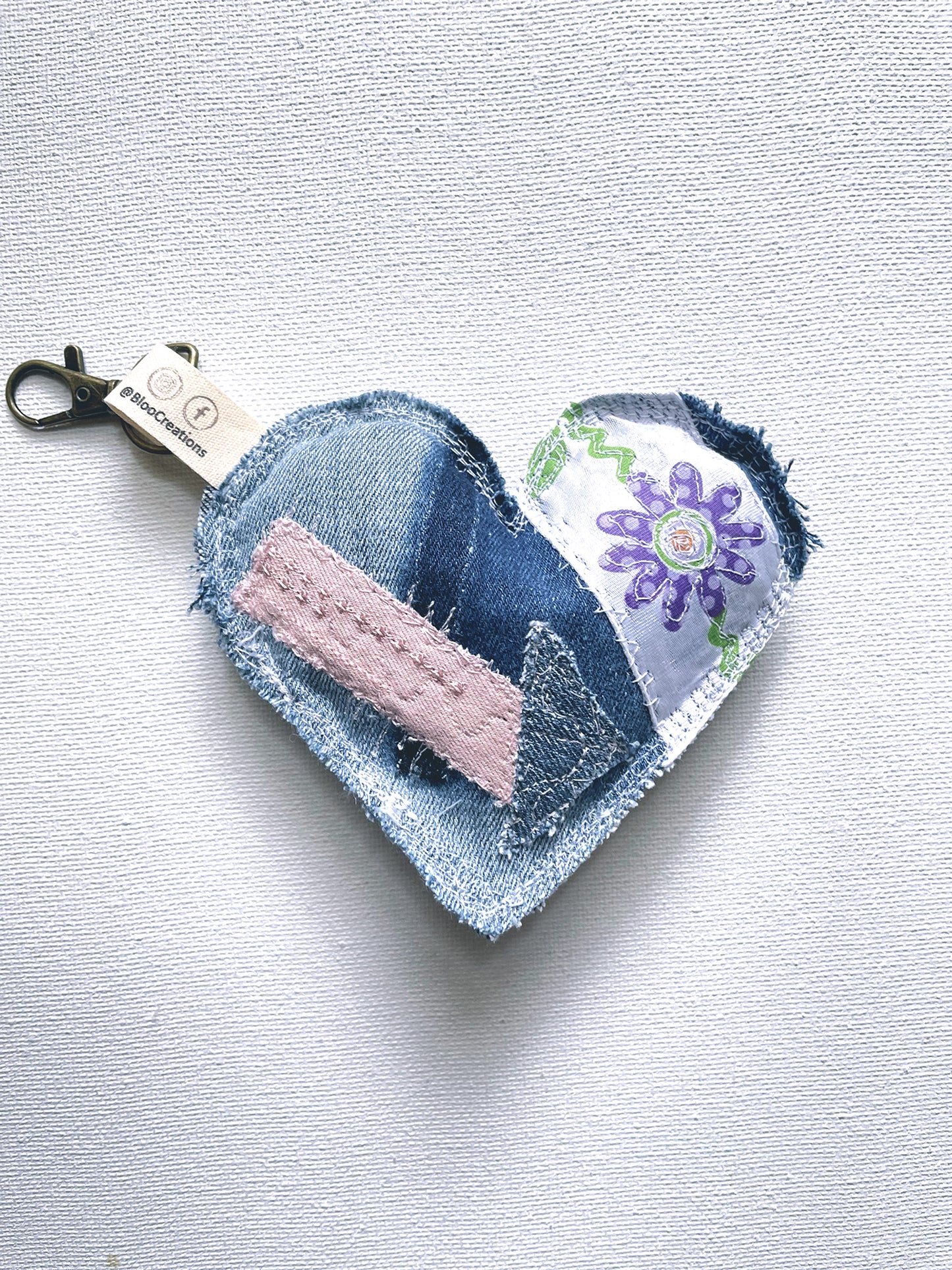 Portes-clés éco-chic en forme de cœur - Accessoire stylé - Denim surcyclé - Bag Charms.