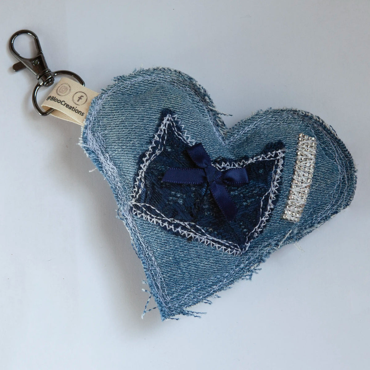 Portes-clés éco-chic en forme de cœur - Glamour - Accessoire stylé - Denim surcyclé - Bag Charms.
