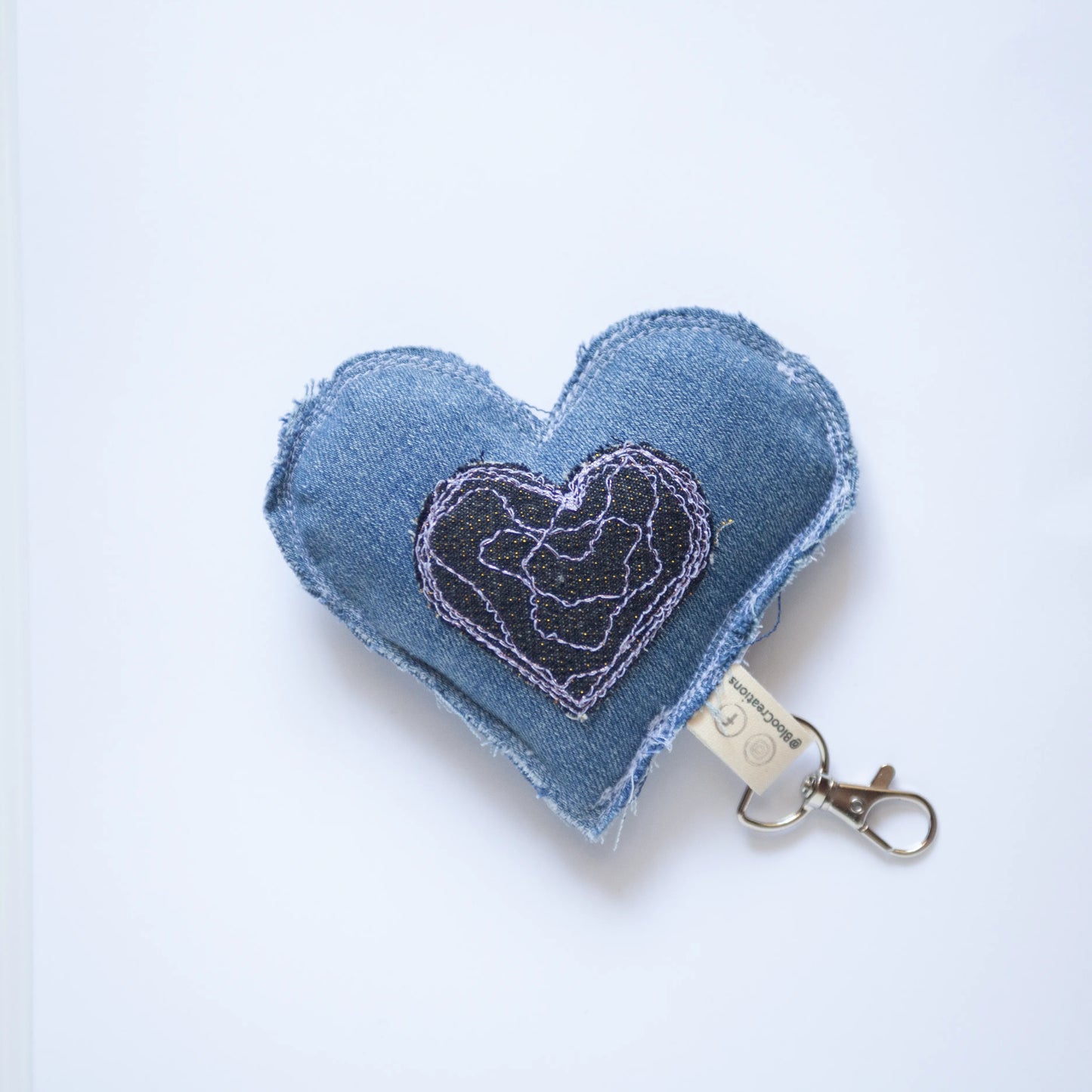 Portes-clés éco-chic en forme de cœur - Glamour - Accessoire stylé - Denim surcyclé - Bag Charms.