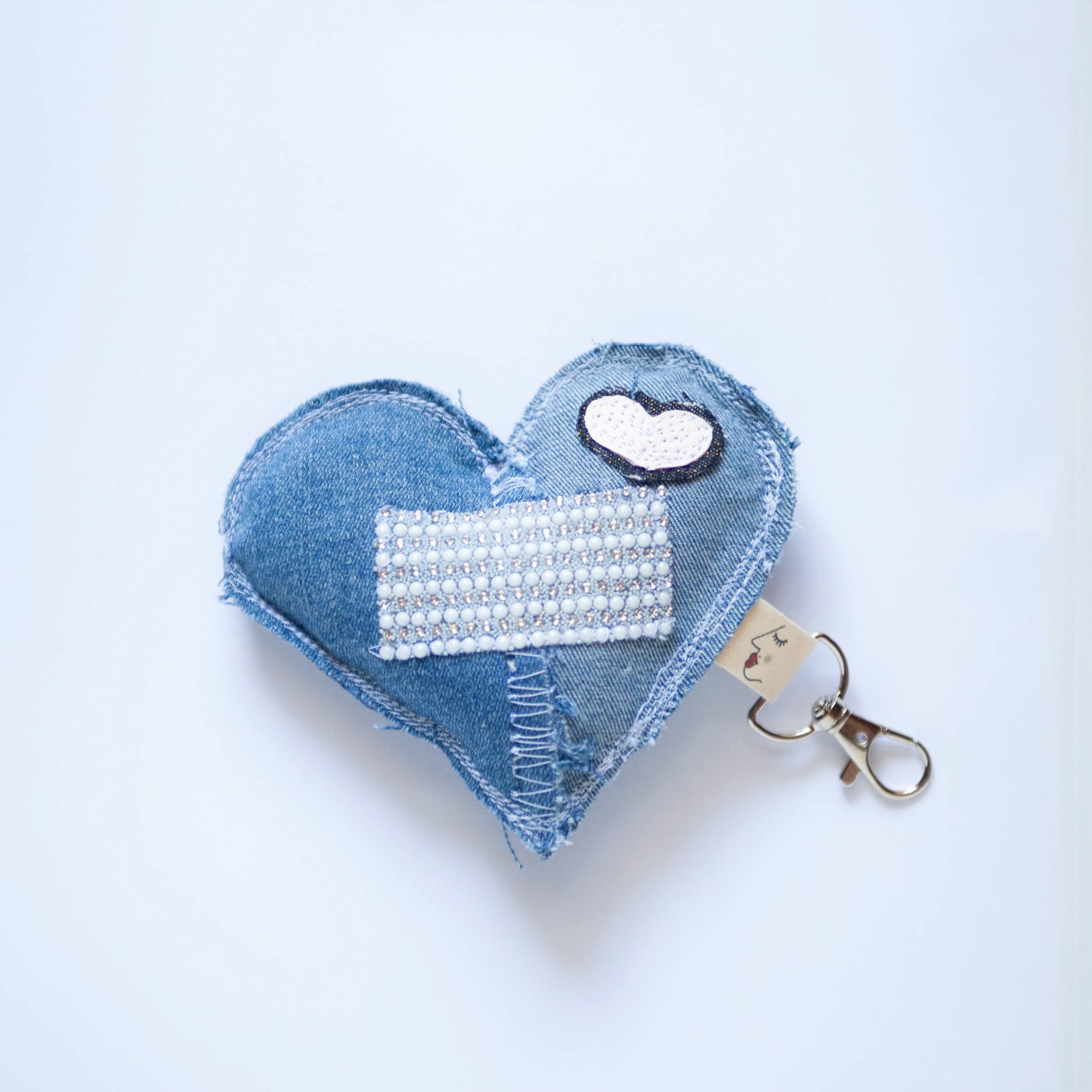 Portes-clés éco-chic en forme de cœur - Glamour - Accessoire stylé - Denim surcyclé - Bag Charms.