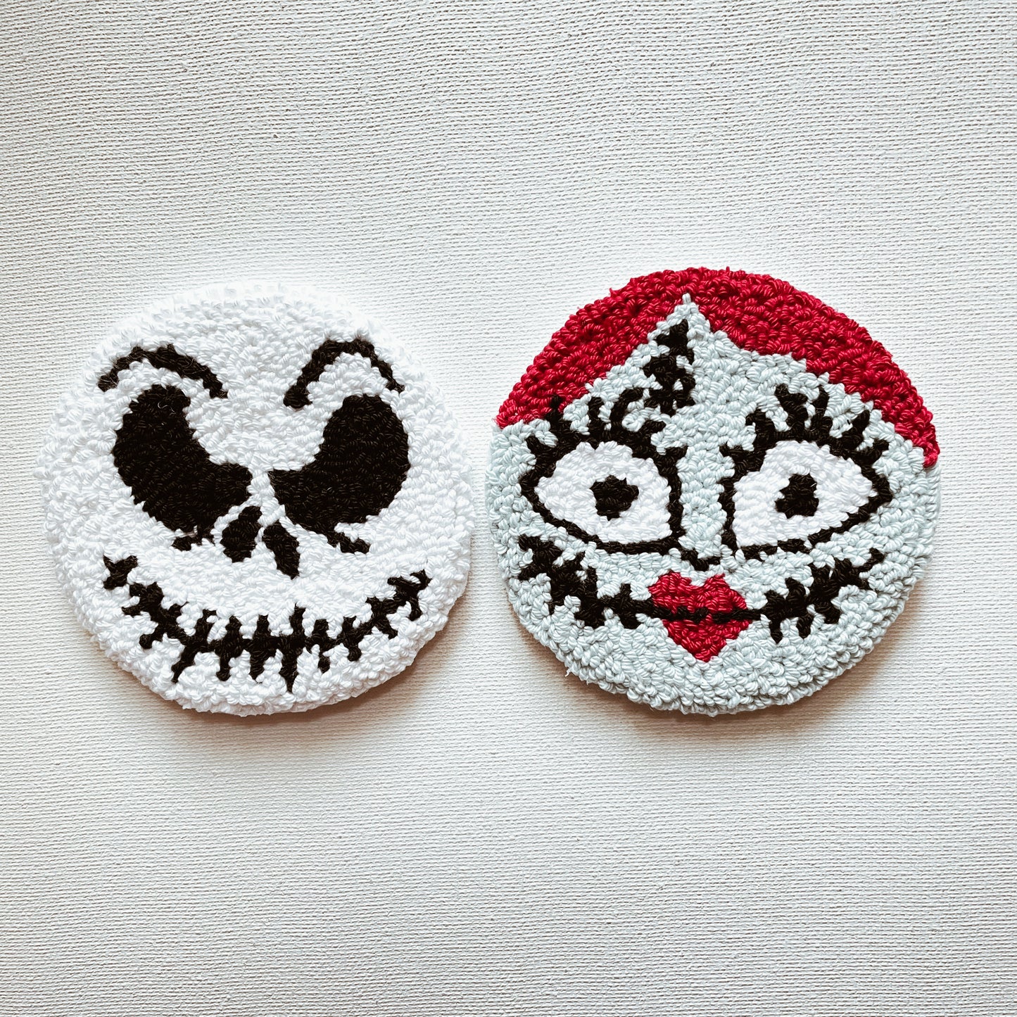 Ensembles de sous-verres faits à la main - Punch needle sur tissu canvas récupéré - Inspirés de dessins animés