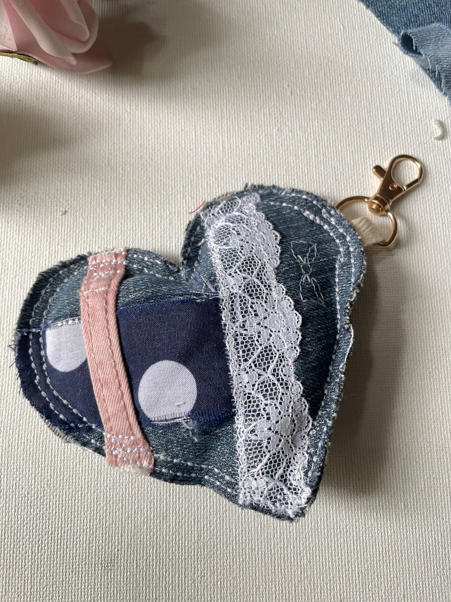 Portes-clés éco-chic en forme de cœur - Accessoire stylé - Denim surcyclé.