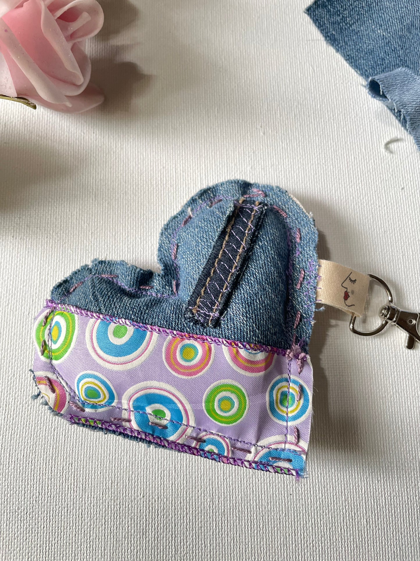 Portes-clés éco-chic en forme de cœur - Accessoire stylé - Denim surcyclé.