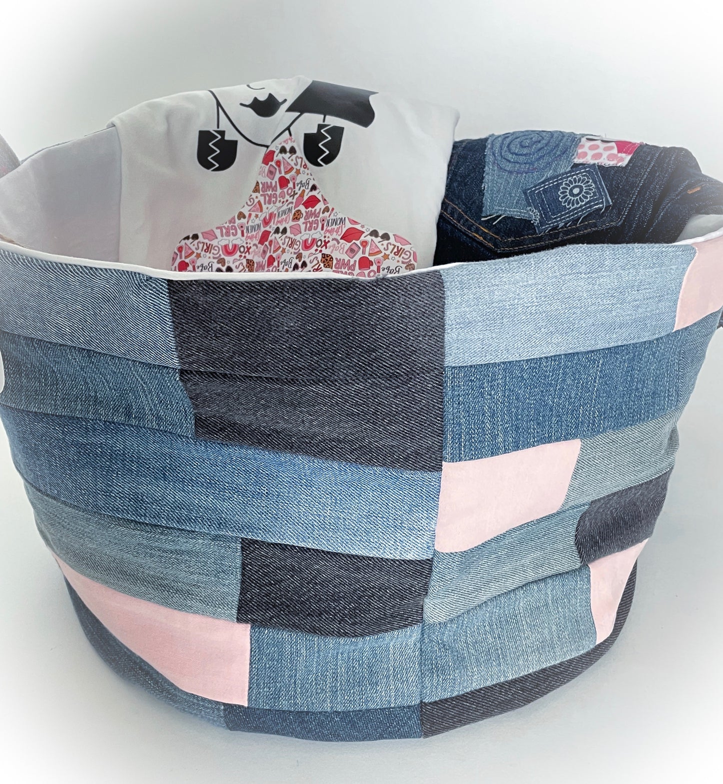 Panier à linge fait de denim surcyclé