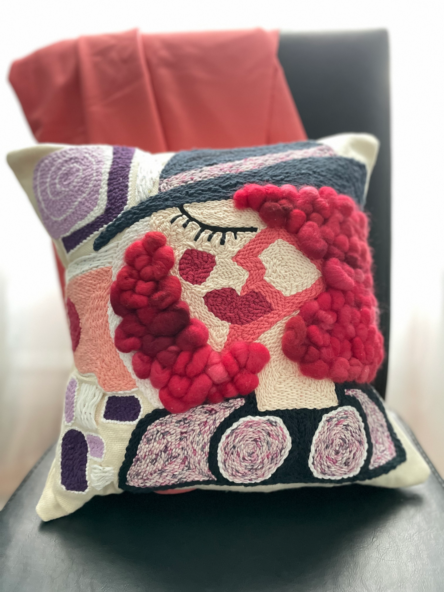 Housse de coussin décorative - Punch needle - Artistique - Femme avec cheveux rouges.