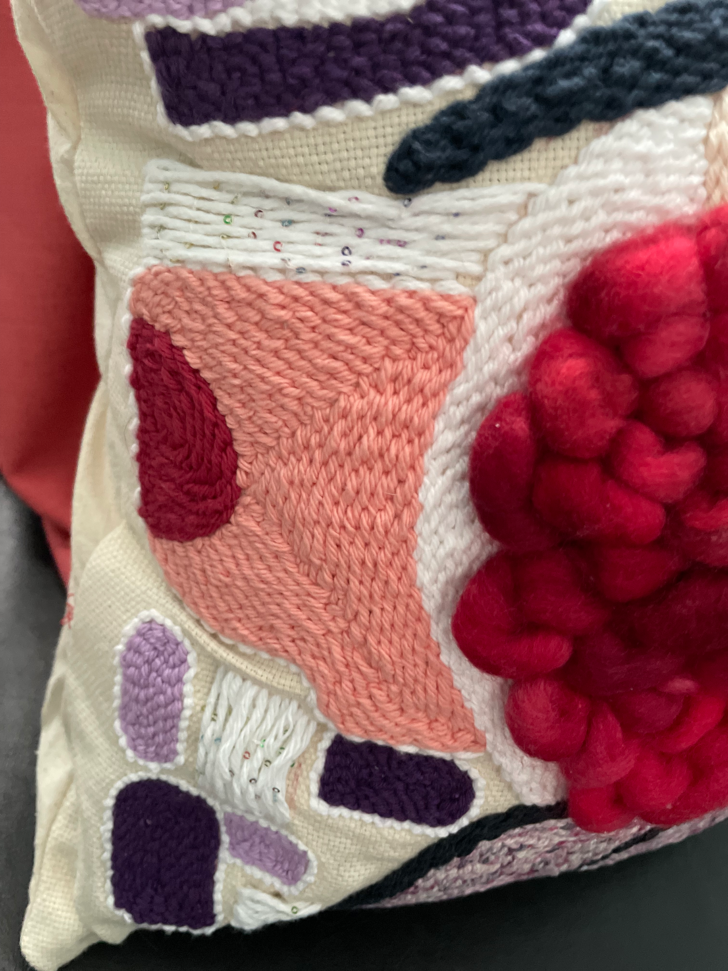 Housse de coussin décorative - Punch needle - Artistique - Femme avec cheveux rouges.