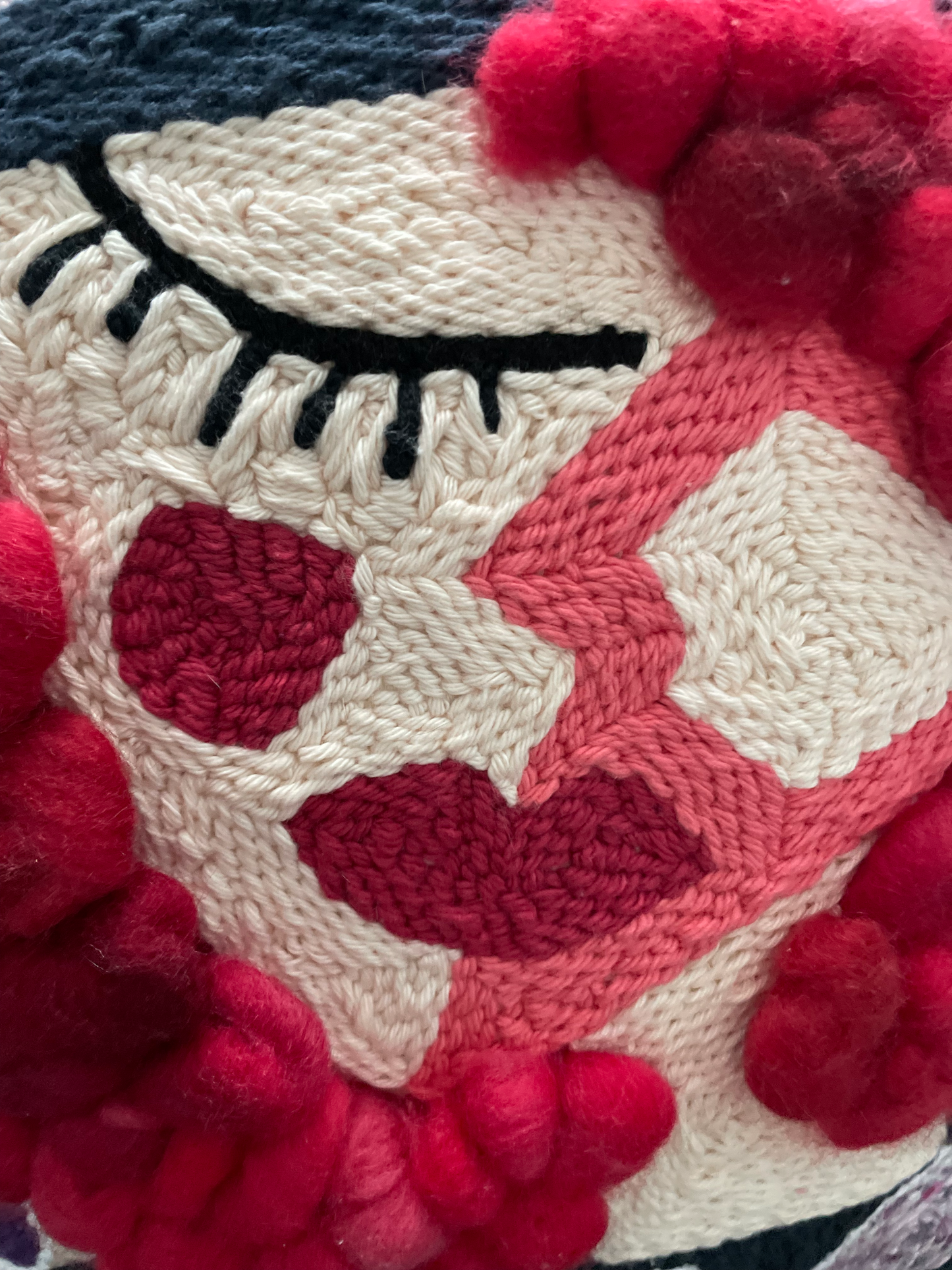 Housse de coussin décorative - Punch needle - Artistique - Femme avec cheveux rouges.