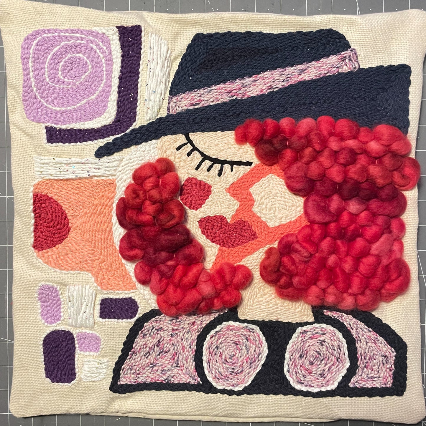 Housse de coussin décorative - Punch needle - Artistique - Femme avec cheveux rouges.