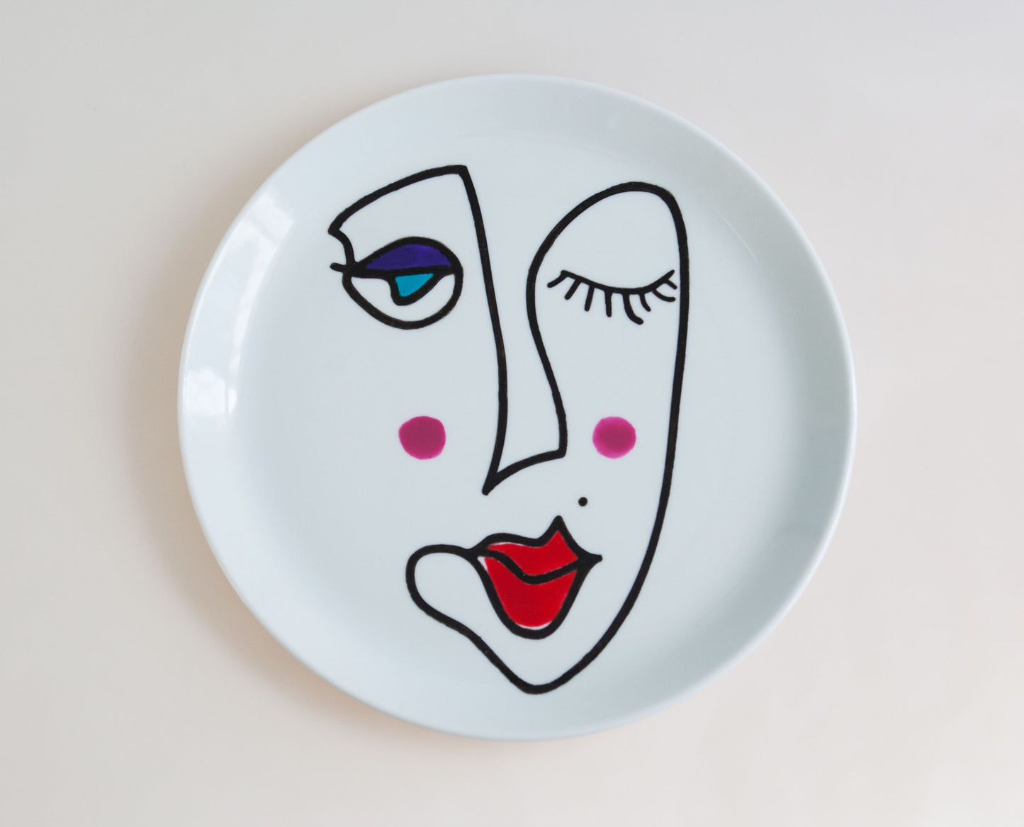 Assiette en porcelaine avec peinture abstraite visage de femme