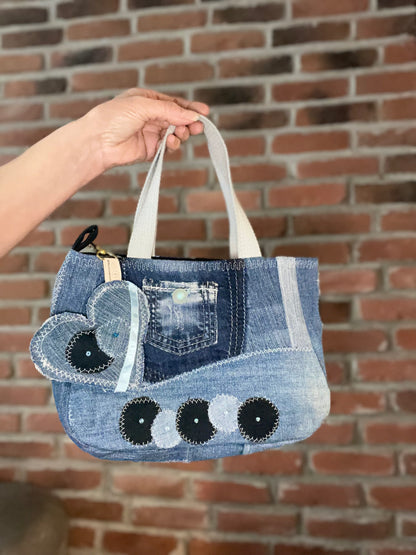 Petit sac à main fait de denim recyclé. Design avec cercles. Écoresponsable.