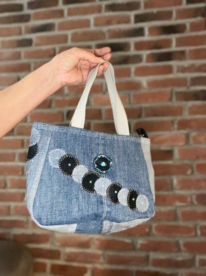 Petit sac à main fait de denim recyclé. Design avec cercles. Écoresponsable.