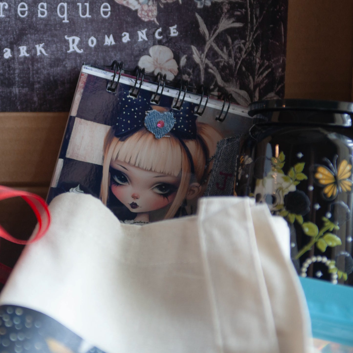 ALICE AU PAYS DES LIVRES - ÉDITION DELUXE - DARK ROMANCE 18+ (FRANÇAIS) - Boîte thématique Deluxe - Édition limitée