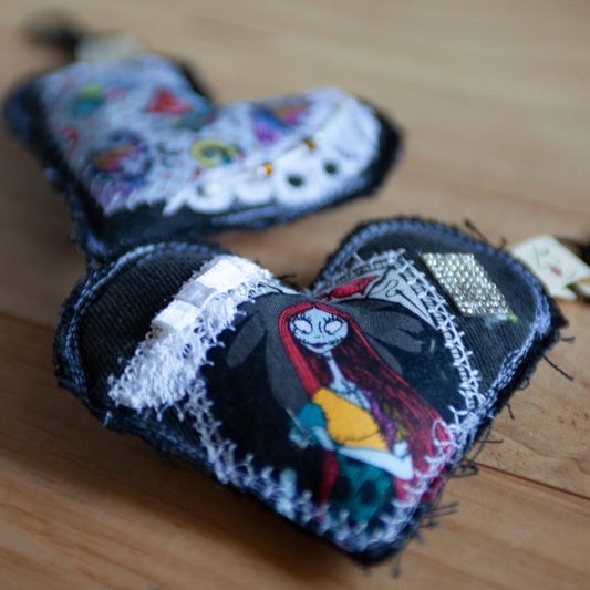 Portes-clés éco-chic en forme de cœur - ÉDITION GOTHIQUE - Accessoire stylé - Denim surcyclé - Bag Charms.