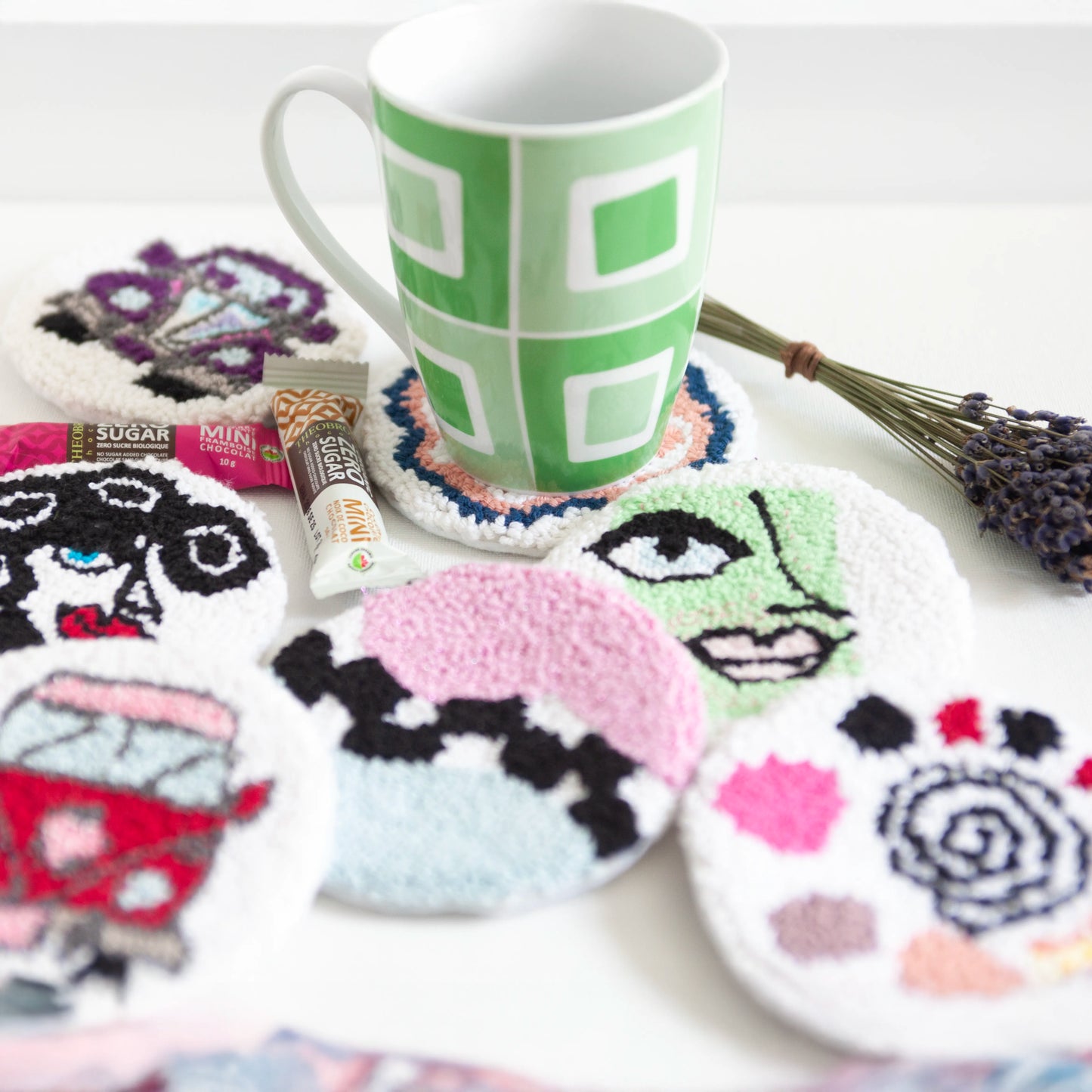 Sous-verres faits à la main - Punch needle sur tissu canvas récupéré
