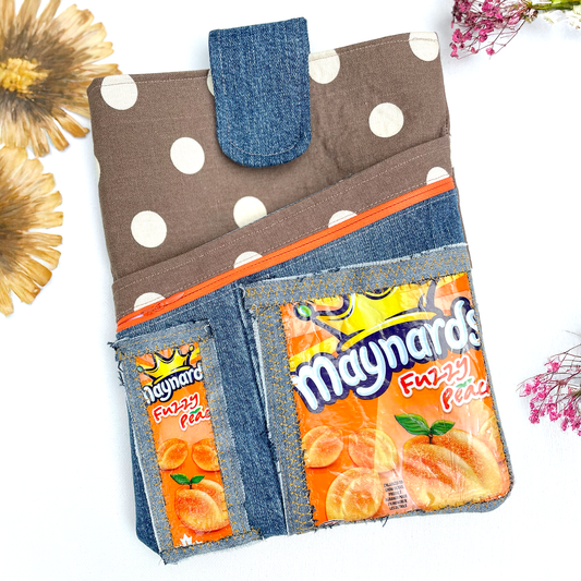 Pochette pour livre fait main - Modèle unique fait de tissus surcyclés (upcycled)