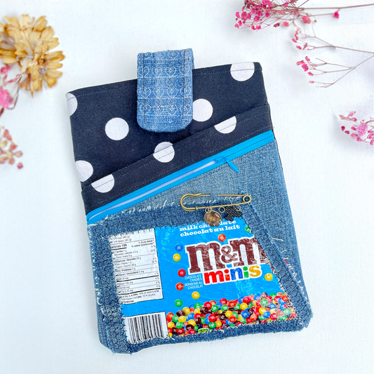 Pochette pour livre fait main - Modèle unique fait de tissus surcyclés (upcycled)