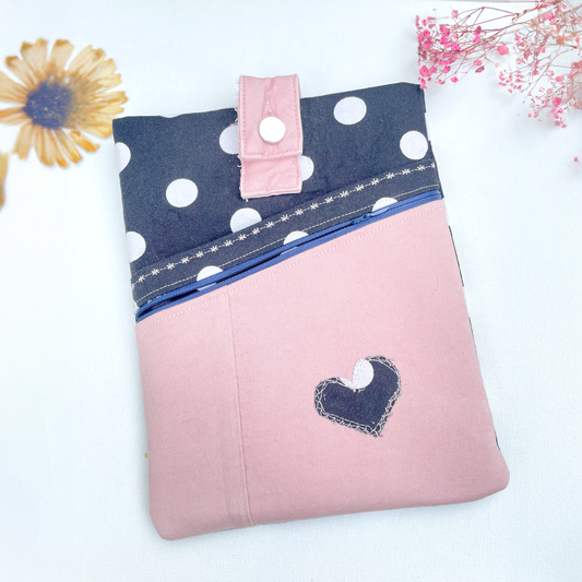 Pochette pour livre fait main - Modèle unique fait de tissus surcyclés (upcycled)