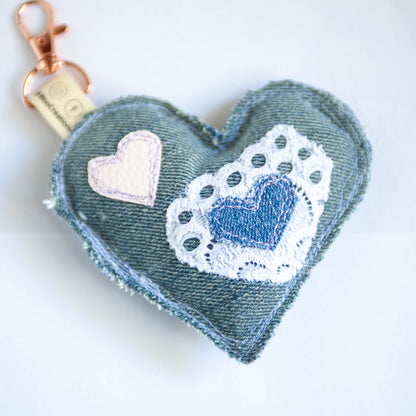 Portes-clés éco-chic en forme de cœur - Glamour - Accessoire stylé - Denim surcyclé - Bag Charms.