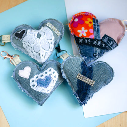Portes-clés éco-chic en forme de cœur - Glamour - Accessoire stylé - Denim surcyclé - Bag Charms.