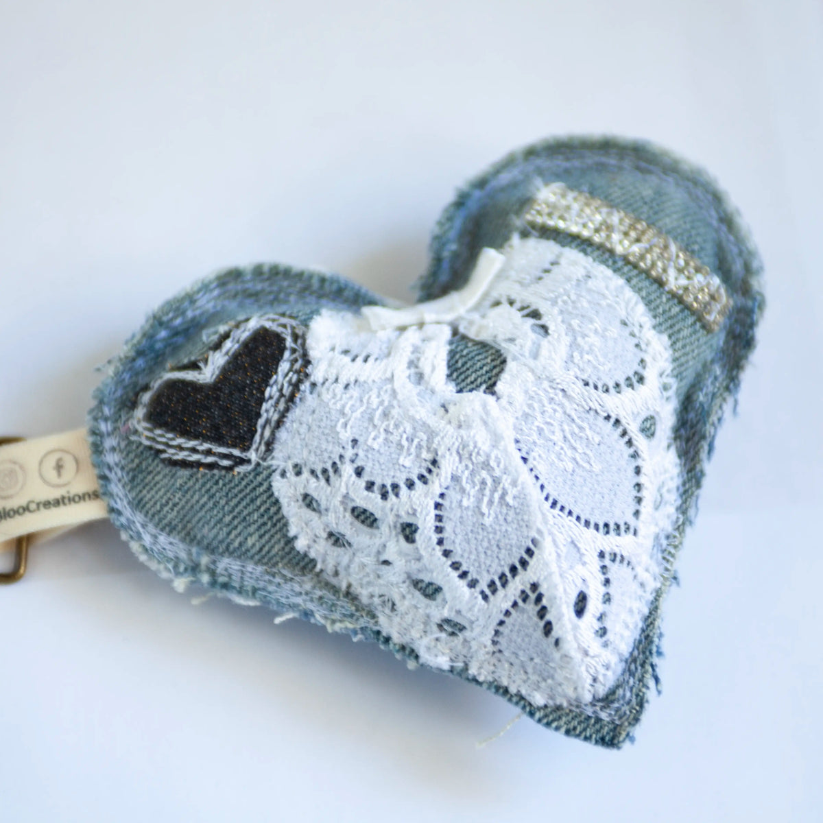 Portes-clés éco-chic en forme de cœur - Glamour - Accessoire stylé - Denim surcyclé - Bag Charms.