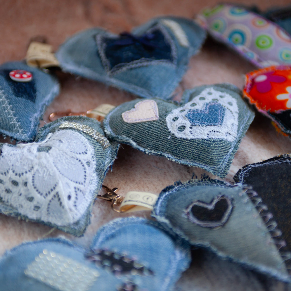 Portes-clés éco-chic en forme de cœur - Glamour - Accessoire stylé - Denim surcyclé - Bag Charms.