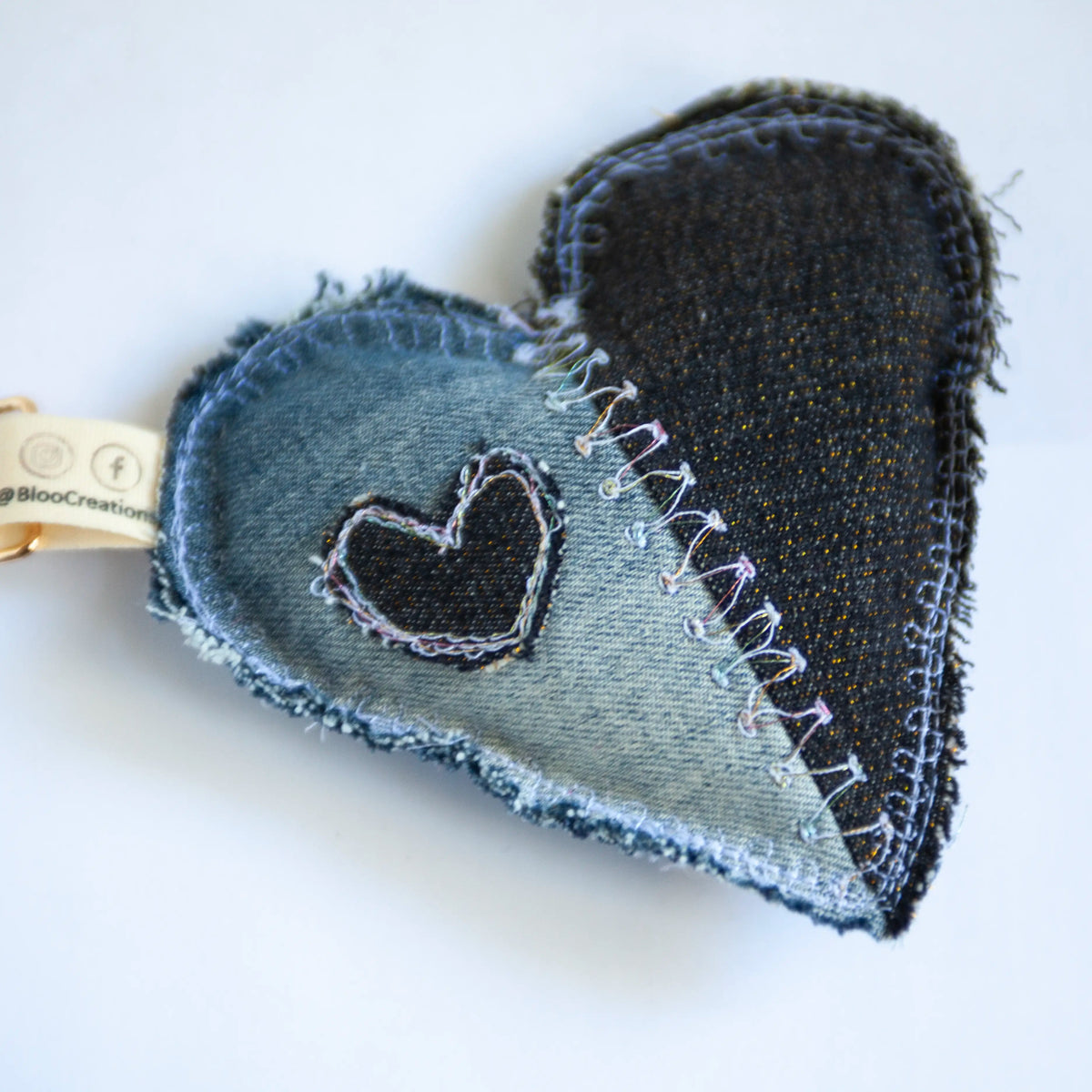 Portes-clés éco-chic en forme de cœur - Glamour - Accessoire stylé - Denim surcyclé - Bag Charms.