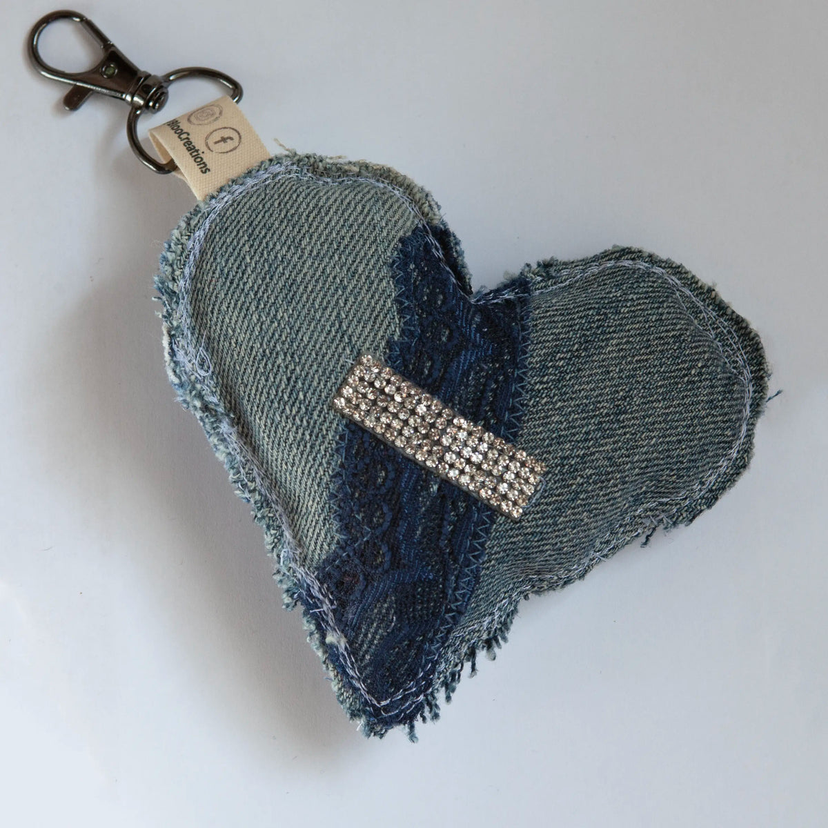 Portes-clés éco-chic en forme de cœur - Glamour - Accessoire stylé - Denim surcyclé - Bag Charms.