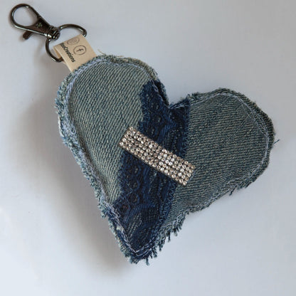 Portes-clés éco-chic en forme de cœur - Glamour - Accessoire stylé - Denim surcyclé - Bag Charms.