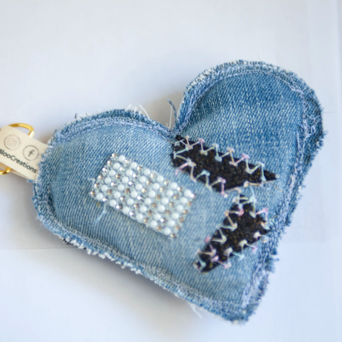 Portes-clés éco-chic en forme de cœur - Glamour - Accessoire stylé - Denim surcyclé - Bag Charms.
