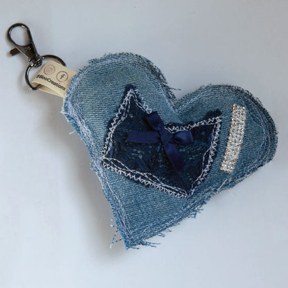 Portes-clés éco-chic en forme de cœur - Glamour - Accessoire stylé - Denim surcyclé - Bag Charms.