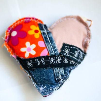 Portes-clés éco-chic en forme de cœur - Glamour - Accessoire stylé - Denim surcyclé - Bag Charms.