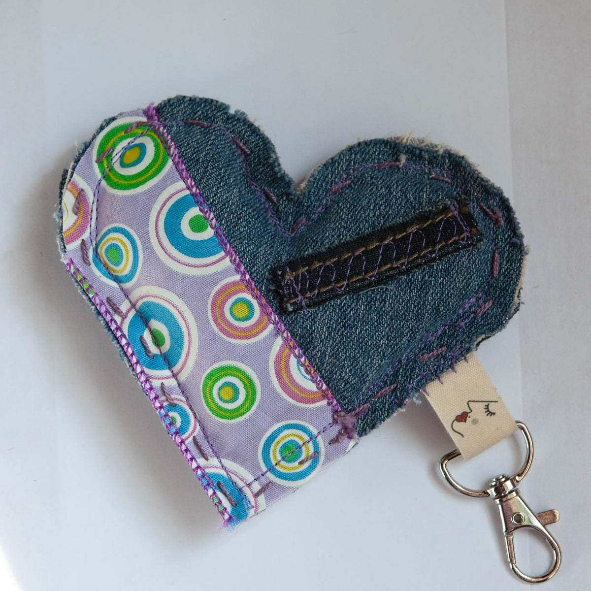 Portes-clés éco-chic en forme de cœur - Glamour - Accessoire stylé - Denim surcyclé - Bag Charms.