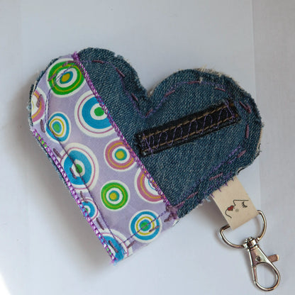 Portes-clés éco-chic en forme de cœur - Glamour - Accessoire stylé - Denim surcyclé - Bag Charms.