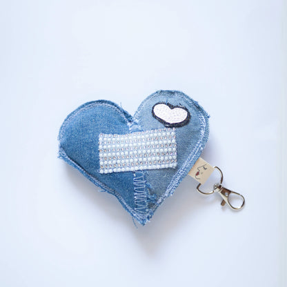 Portes-clés éco-chic en forme de cœur - Glamour - Accessoire stylé - Denim surcyclé - Bag Charms.