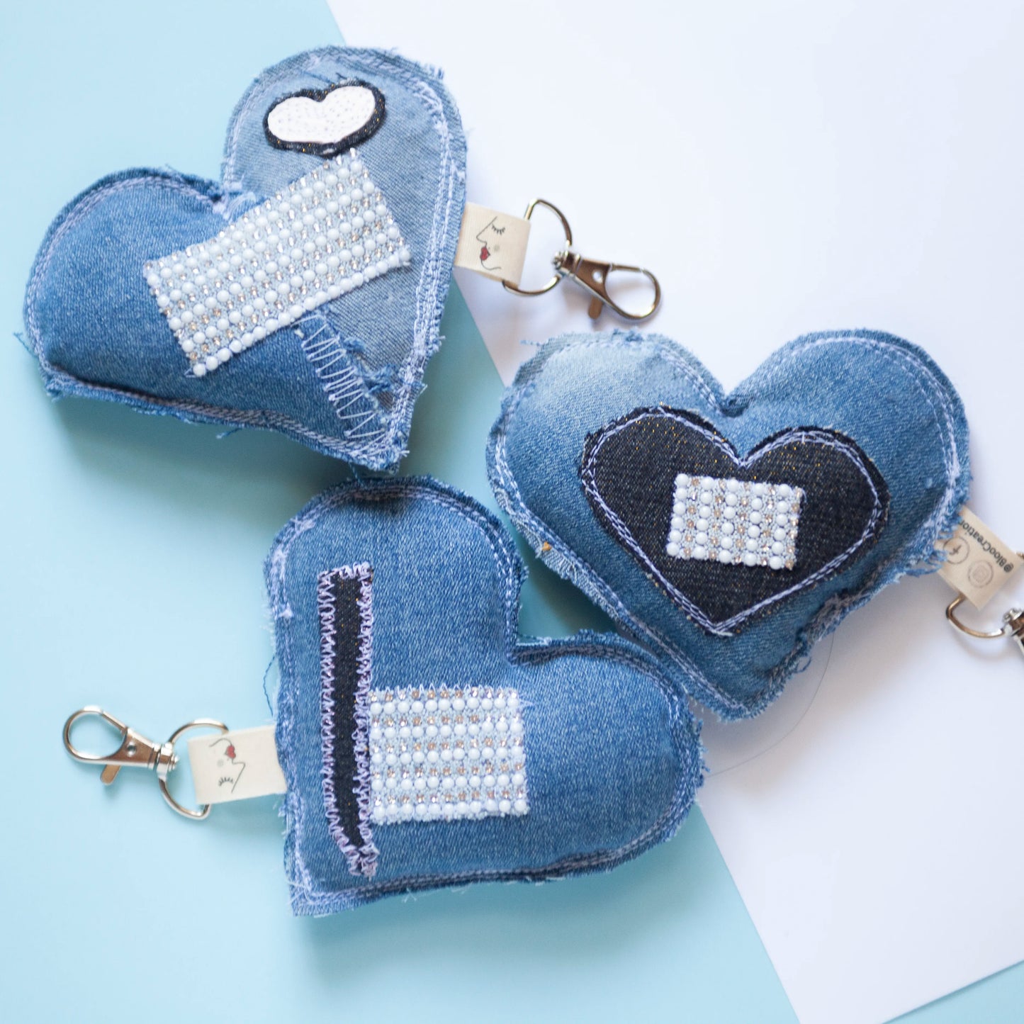 Portes-clés éco-chic en forme de cœur - Glamour - Accessoire stylé - Denim surcyclé - Bag Charms.