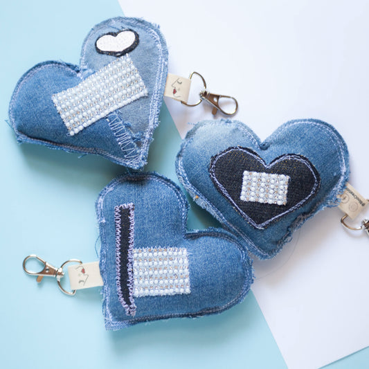 Portes-clés éco-chic en forme de cœur - Glamour - Accessoire stylé - Denim surcyclé - Bag Charms.