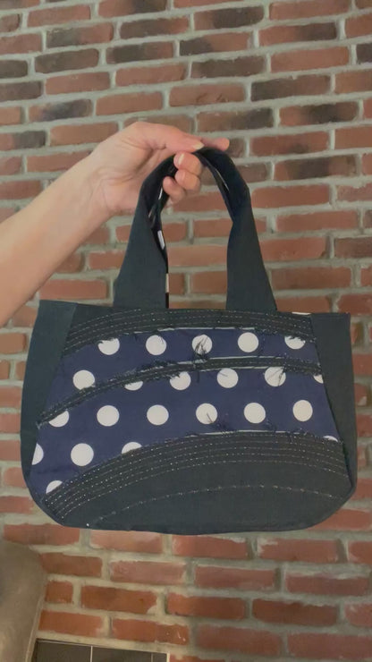 Petit sac à main fait de denim recyclé. Design avec petits pois blanc. Écoresponsable.
