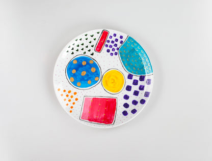 Assiette de porcelaine avec peinture abstraite