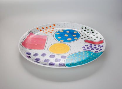 Assiette de porcelaine avec peinture abstraite