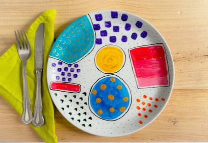 Assiette de porcelaine avec peinture abstraite
